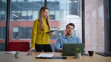Yöneticiler modern ofiste projeyi video aracılığıyla tartışıyor. Diz üstü bilgisayarla konuşan tatminsiz bir kadın elinde veri olan bir defter tutuyor. Çevrimiçi konferansta iş meselelerini çözen iki ciddi meslektaş.