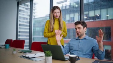 Proje video çağrısına göre sunuluyor. İki profesyonel yönetici online konferansta dizüstü bilgisayarlı web kamerasıyla yaratıcı girişimi tartışıyor. Gülümseyen iş arkadaşları iş yerinde uzaktan toplantı yapıyorlar.