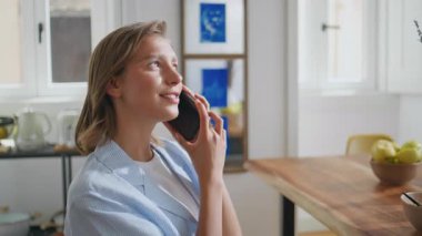 Sabah güneşinde cep telefonuyla konuşan tasasız bir kız. Kapalı kapılar ardında neşeli bir bayan. Evde vakit geçirip dedikodu yapıyor. Pijamalı rahat bir kadın yemek masasında hoş sohbetler yapıyor..