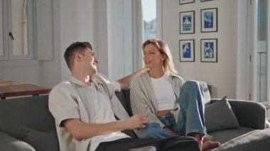 Mutlu çift akşam güneşinde evde şakalaşıyor. Genç sevgililer kanepede oturmuş randevularını konuşuyorlar. Neşeli bir adam kız arkadaşını kucaklıyor ve arkadaşça sohbet ediyor. Evli insanlar, arkadaşlar, evde dinleniyorlar..