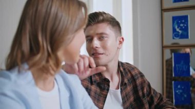 Güzel bir çift sabahları mutfağa kur yapıyor. Gülen adam mutlu eş hakkında konuşuyor. Evde birlikte eğleniyorlar. Rahatlamış romantik eşler kahvaltıda eğleniyorlar. Sevgi dolu bir ilişki