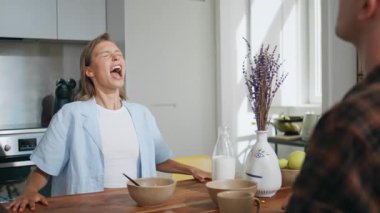 Kahvaltıda yemek yakalayan kaygısız bir kız. Evli çift sabahları birlikte eğleniyor. Rahatlamış sevgililer, eğlencenin tadını çıkarıyorlar. Eşler arası ilişki.