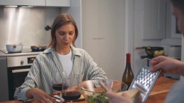 Karım sıcak bir mutfakta akşam yemeği yiyordu. Makarnada peynir rendeleyen adam. Gülümseyen kız arkadaş akşam romantik bir buluşmada eğleniyor. Evli çift evde aile yıldönümünü kutluyor..