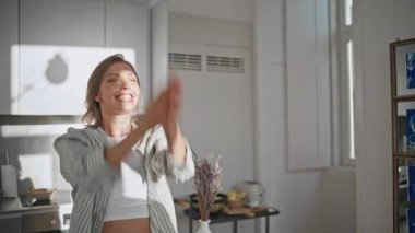 Neşeli kadın, sıcak bir evde adama sarılıyor. Mortgage anlaşmasını kutlayan mutlu çift yeni bir ev alıyor. Gülümseyen bir eş, sevgi dolu bir kocayla pozitif anların tadını çıkarıyor. Evlilik hayatı..