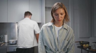 Mutfakta yemek pişirmekten yorgun düşmüş bir kadın. Genç bir aile evde birlikte yemek hazırlıyor. Akşamları salata kesen düşünceli bir kız arkadaş. Meşgul koca sobanın başında dikiliyor. Yaşam tarzı günlük rutin.