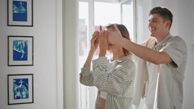 Parlak oturma odasında kadınların gözlerini kapatan bir adam. Mutlu çift yeni evi kutluyor. Neşeli koca evde kaygısız bir eş gösteriyor. Heyecanlı genç bir aile modern bir daire alıyor.