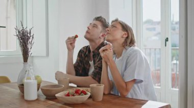 Genç bir aile mutfakta sohbet ediyor. Güzel bir çift kahvaltısını evde huzurlu bir sabah geçirir. Düşünceli bir adam yeni dairede dekorasyon hakkında konuşuyor. Sevgililer birlikte yaşar