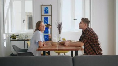 Hafta sonu birlikte kahvaltı yapan bir çift. Gülen ortaklar sabah evde kahkaha atmaktan bahsederler. Neşeli yeni evliler masada oturup sakin sohbetin tadını çıkarıyorlar. İlişki yakınlığı kavramı