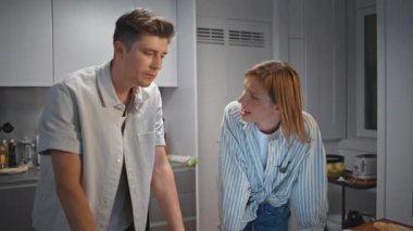Ev sahibi çift akşam yemek tarifini tartışıyor. Mutlu eşleri sevmek birlikte yemek pişirmek. Sevgililer modern mutfakta online mutfak videosu izliyorlar. Rahat bir aile romantik bir yemek hazırlıyor.. 