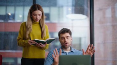 İşçi stajyeri kontrol eden ciddi bir yönetici defter kapanışında notlar alıyor. Profesyonel danışman stajyer ofis bilgisayarına hataları açıklıyor. Kadın Yönetici Yönetimi Projesi