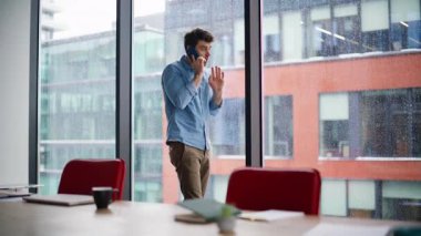 Ofiste şirket yöneticileri cep telefonuyla kavga ediyor. Sinirli iş adamı panoramik pencerenin önünde akıllı telefon konuşmasını bitirdi. Kızgın yönetici cep telefonuyla tartışıyor. İçeride stres var..