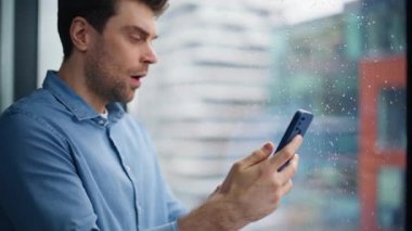 Kafası karışmış işadamı görünümlü cep telefonu ofis koridorunu kapatıyor. Bilmece yöneticisi cep telefonu mesajını okurken kötü haberi görünce şaşırdı. Akıllı telefon banka tebligatı yüzünden duygusal çalışan hayal kırıklığına uğradı.