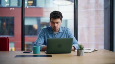 Yaratıcı yönetici dizüstü bilgisayarlı iş yeri projesini düşünüyor. Ofiste çalışan düşünceli işadamı görünümlü cep telefonu. İş yerindeki not defterine bilgi not eden ciddi bir adam. İş konsepti