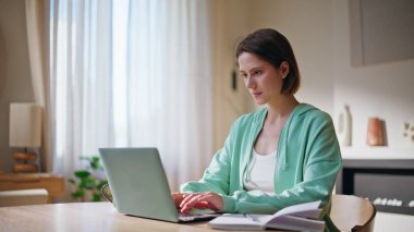 Ev masasında bilgisayarlı ekranda çalışmaktan yorgun düşmüş bir öğrenci. Ev içi çalışma alanında esneme hareketleri yapan çok çalışan serbest çalışan bir kadın. Ciddi bir kız uzun bir iş gününden sonra boynunu uzatıyor..