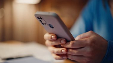Kadın elleri akşamları cep telefonlarını daktilo ediyor. Tanımlanamayan iş kadını, karanlık dairede akıllı telefondan e-posta yazıyor. Manikürlü parmaklar çevrimiçi cep telefonu ekranı tarama uygulamasına tıklıyor.