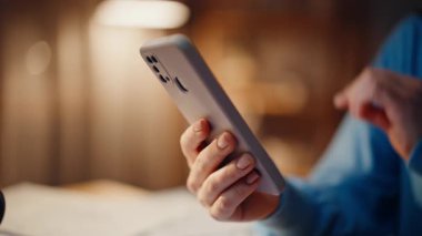 Karanlık bir dairede, lambanın ışığında akıllı telefonları dinleyen bir kadın. Geceleri cep telefonu uygulaması ile çevrimiçi alışveriş yapan tanınmayan bir kadın. Genç serbest çalışan cep telefonundan arama mesajı.