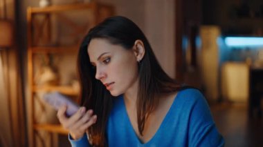 Gece oturma odasında cep telefonuyla bağıran öfkeli kadın. Akıllı telefondan bağıran kızgın iş kadını stresli bir konuşma yaptı. Gergin bayan cep telefonu konuşmasını bitir. Sinirli hissediyorum..