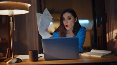 Stresli serbest çalışan, gece evde dokümanları yakından tutarken videoyu bitirir. Gergin kadın bilgisayarın kapağını kapatırken çevrimiçi toplantı başarısız oldu. Endişeli yönetici video çağrısına göre mali rapordan şikayetçi.
