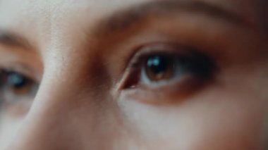 İleriye bakan güzel kadın gözleri. Dairesinde şık, parlak makyajlı, mutlu, siyah gözlü bir kadının portresi. Kırmızı dudaklarıyla gülümseyen çekici, muhteşem bir model. Zarif kadın güzellik konsepti.