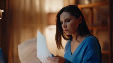 Gergin muhasebeci, karanlık iş yerinde geç saatlere kadar çalışma belgelerini aşırı yüklemiş. Bunalımlı kadın, uzak ofisteki kağıtları gözden geçiriyor. Stresli iş kadını evdeki mali rapordan endişeli.