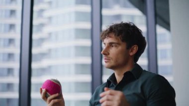 Ciddi bir lider modern ofiste top atmayı düşünüyor. Odaklanmış şirket yöneticisi iş planı üzerinde kafa yoruyor. İş yerinde akıllıca çözümler arıyor. Proje üzerine profesyonel başlangıç çalışması