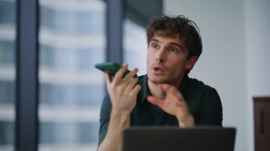 Freelancer akıllı telefondaki sesli mesajları dikte ederek yaratıcı ajans ofisini kapatıyor. Profesyonel yönetici cep telefonundan ses kaydı yapıyor. İş yerinde sesli mesaj bırakan yakışıklı bir çalışan.