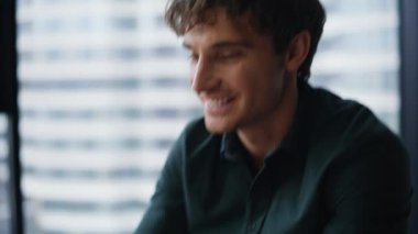 Gülümseyen bir çalışan, iyi aydınlatılmış bir ofiste dizüstü bilgisayarla çalışırken çözüm buluyor. İş yerinde bilgisayar okuma belgeleri yazan yaratıcı bir girişimci. Motivasyonlu iş adamı iş projesi geliştiriyor.