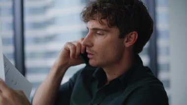 Girişimci şirket işyerinde cep telefonuyla yapılan telefon görüşmeleriyle sözleşmeyi tartışıyor. Portre işadamı, akıllı telefon konuşmalarında doküman hatasından şikayetçi. Ofiste cep telefonuyla konuşan endişeli adam..