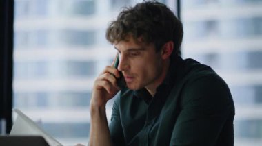 Cep telefonu şirketinin CEO 'su tedirgin. Evrakları atamamaktan endişeleniyor. Öfkeli iş adamı hoş olmayan akıllı telefon görüşmesini bitirdi. Ofiste stresli bir şekilde cep telefonuyla bağıran deli patron..