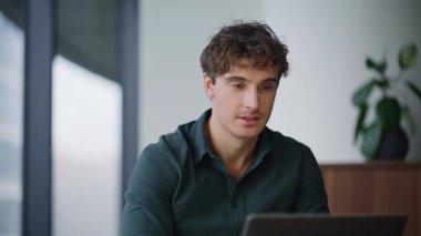 Şirketin iç kısımlarında çalışan hevesli profesyonel bir bilgisayar. İşyerinde bilgisayar aramakla meşgul bir yönetici. Ticari kalkınma üzerine düşünceli şık iş adamları.