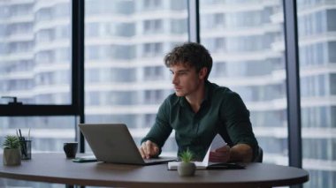 Heyecanlı tüccar, şirketin iş yerindeki yakın çekiminde bilgisayarına göz atarak seviniyor. Şaşkın iş adamı online zaferi kutlarken aşırı sevinç duyuyor. Mutlu yatırımcı ofisteki büyük finansal gelirin keyfini çıkarıyor.