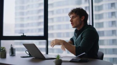 Öfkeli patron video toplantısına bağırıyor modern ofisin mali raporları yüzünden. Öfkeli yönetici online arama ile ilgili kağıtları fırlatıyor. Gergin işadamı belge hatasından şikayetçi