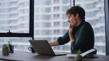 Modern iş yerinde birden fazla iş yapan bir uzman akıllı telefondan bahsediyor. Hevesli iş adamı cep telefonuyla dokümanları tartışıyor. Cep telefonu okuyarak konuşan profesyonel bir yönetici..