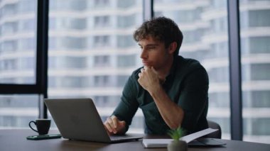 Şaşırdım. Kazanan bilgisayarına göz atıyor. Şirket ofisindeki harika haberlere duygusal tepki veriyor. Aşırı mutlu iş adamı çevrimiçi galibiyetini kazanıyor. Heyecanlı yönetici iş başarısını içeride kutluyor..