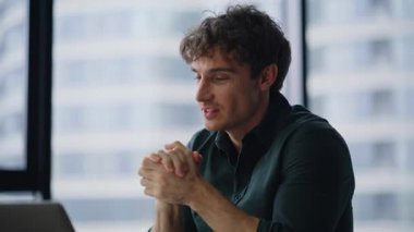 Modern işyerinde Webinar işleten bir işletme koçu. Kendine güvenen iş adamı, video konuşmasında web kamerasında konuşan belgeleri tartışıyor. Profesyonel avukat online açıklama sözleşmesi.