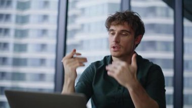 Şirket ofisindeki çevrimiçi toplantıda çalışanlar fikirlerini paylaşıyorlar. Gülümseyen işadamı görüntülü aramada arkadaşça iletişimin keyfini çıkarıyor. Sanal konferansta pazarlama stratejisini tartışan mutlu adam.