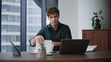 Modern şirket işyerinde kahve içen bir yönetici. Ciddi iş adamı deftere fikirler yazmaya odaklanmış. Genç girişimci içeceğini yudumlarken ofiste evrak işi yapıyor..