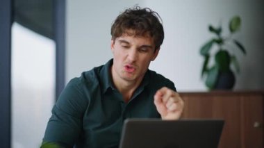 Video kaydındaki yönetici iş sözleşmesinin yırtılmasından yakınıyor. Kızgın işadamı sanal toplantıda tartışırken ofiste hayal kırıklığına uğramış bir rapor sunuyor. Çevrimiçi konferansta öfkeli girişimci tartışması.