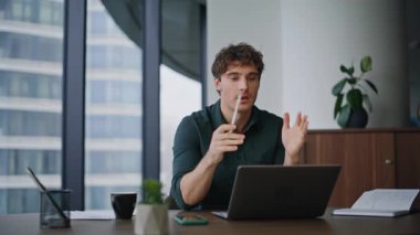 Modern çalışma alanına yakın oturan dizüstü bilgisayardan profesyonel danışman video çağrısı. Çevrimiçi konferansta proje belgelerini tartışan pozitif iş adamı. Gülümseyen CEO web sohbetinde stratejiyi açıklıyor.