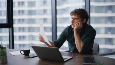 Şirket işyerinde gazete okumaktan yorgun düşmüş bir yönetici. Modern ofiste depresyon hissederek belgeyi gözden geçiren yorgun iş adamı. Çok bunalmış bir adam gözlerini ovuşturuyor. Çalışma odasında dizüstü bilgisayarın kapağını kapatıyor..