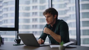 Stresli ezik, çağdaş iş yerinde kötü haber okuyor. Şok olmuş iş adamı bilgisayarın duygusal olarak kapanması projesinde başarısız oldu. Hüsrana uğramış yönetmen ofiste umutsuzluk hissederek para kaybediyor..