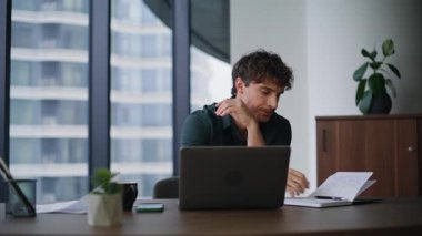 Çalışkan bir çalışan, yaratıcı ajans ofisinde proje yaratıyor. İş yerinde gözleri ovuşturan defterde yazan yorgun işadamı. Yorgun yönetici iş için motive edilmeden dizüstü bilgisayarı kapatıyor.