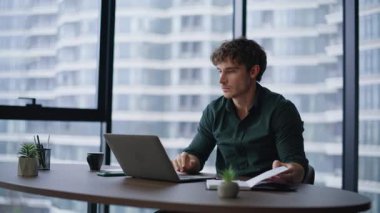 Girişimci, modern iş yerinde duygusal olarak dizüstü bilgisayar ekranına tepki veriyor. Stresli iş adamı çaresizlik içinde para kaybediyor. Endişeli yönetici proje kapatmada başarısız oldu.