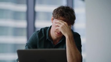 İşletme müdürü, şirket ofisindeki evrakları incelerken gerginlik hissediyor. İş yerinde göz yorgunluğu çeken yorgun iş adamı. Bilgisayar kapağını kapatan kağıtları atan yorgun bir çalışan..