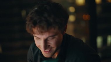 Portre gece müdürü cep telefonunu arıyor ve projeyi tartışıyor. Karanlık şirket işyerinde gülümseyen bir işadamı cep telefonuyla konuşuyor. Kalem tutan neşeli girişimci akıllı telefon konuşmasının tadını çıkarsın..