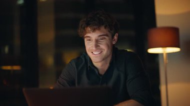 Dizüstü bilgisayarda proje geliştiren yaratıcı serbest yazar gece işyerinde yakın çekim yapıyor. Gülümseyen işadamı, bilgisayardaki e-postayı okurken gülümsüyor. Başarılı bir CEO kahve içip fazla mesai yapıyor..