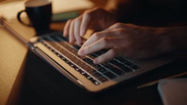 Programcı elleri dizüstü bilgisayarın klavyesinde kod yazıyor. Tanımlanamayan serbest çalışan biri geç saatlere kadar kahve fincanıyla evde oturuyor. İçerideki bilgisayara metin yazma metni.