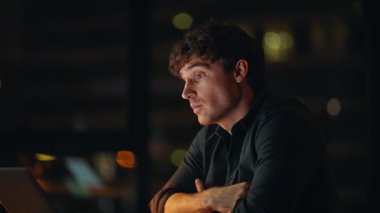 Gece işçisi videosu laptoptan arıyor. Karanlık iş yerini kapatıyor. Fazla mesai yöneticisi internet konferansını bitir ve webcam 'e veda et. Çalışkan iş adamı gece geç saatlerde sanal toplantıyı bitiriyor.