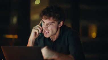 İşadamı, gece ofisinde akıllı telefondan kavga ediyor. Sinirli yönetici cep telefonuyla bağırıyor. İş yerindeki stresli sohbeti bitir. Kızgın çalışan kahve içiyor, fazla mesai yapıyor..