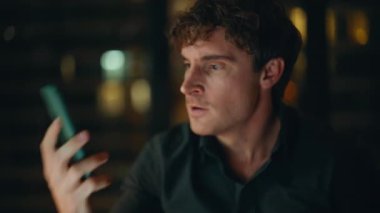 Kapanışta cep telefonuyla bağıran deli yönetici. Portre kızgın işadamı karanlık iş yerinde rahatsız edici cep telefonu görüşmesini bitirdi. Akıllı telefondan bağıran öfkeli CEO hayal kırıklığına uğradı..